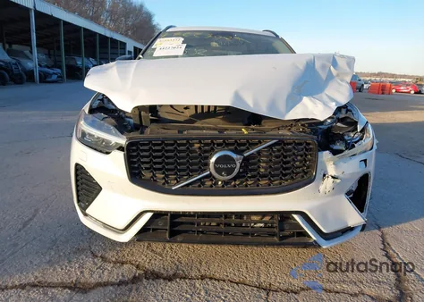 2025 Volvo Xc60 B5 Plus z USA, uszkodzony, nr VIN YV4M12RC6S1165620